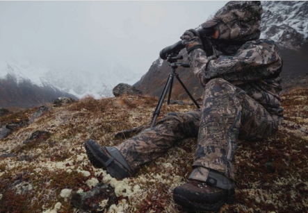 Persona con ropa militar en la monta&ntilde;a