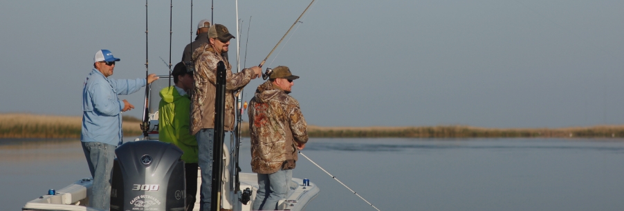 Personas pescando en un bote